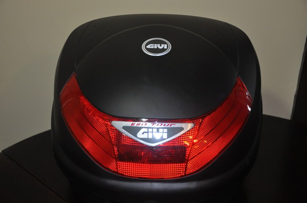 http://i1165.photobucket.com/albums/q585/sprk_sprd/Givi%20Monolock%20E30%20Tour%20Top%20Case/DSC_0005.jpg