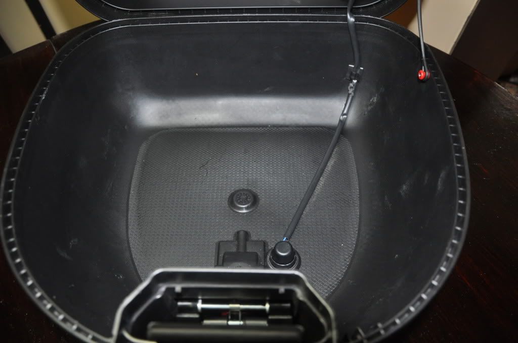 http://i1165.photobucket.com/albums/q585/sprk_sprd/Givi%20Monolock%20E30%20Tour%20Top%20Case/DSC_0009.jpg