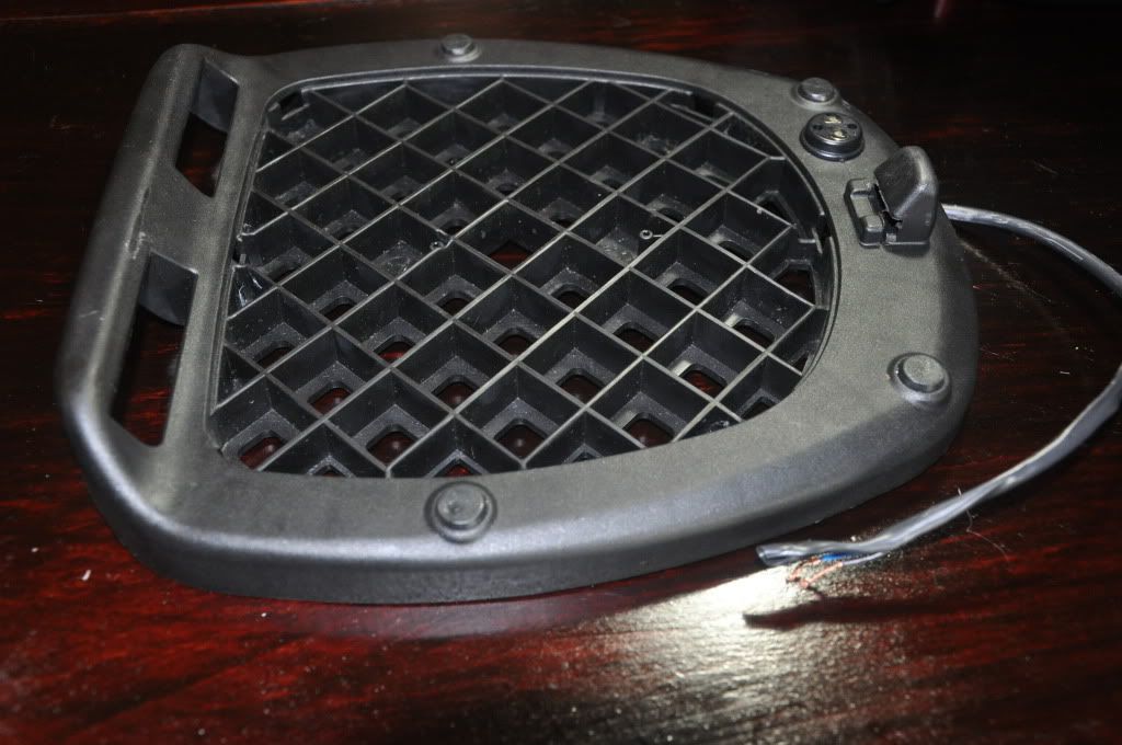http://i1165.photobucket.com/albums/q585/sprk_sprd/Givi%20Monolock%20E30%20Tour%20Top%20Case/DSC_0017.jpg