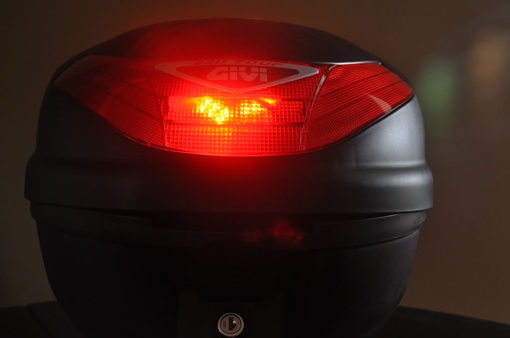 http://i1165.photobucket.com/albums/q585/sprk_sprd/Givi%20Monolock%20E30%20Tour%20Top%20Case/DSC_0019.jpg